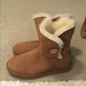 Short UGGs
